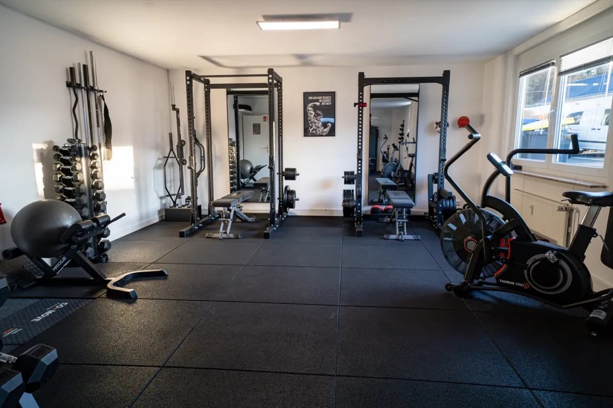 Trainingsbereich mit Equipment